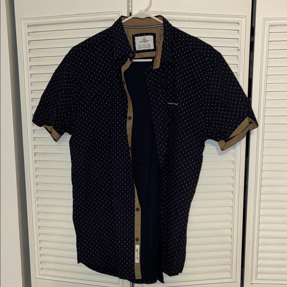 Casual Short-Sleeve Button-Down Shirt in Black with Tan Trim